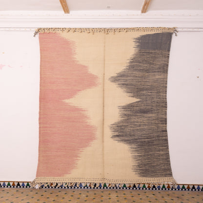 Minimalist Akhnif Rug – Handwoven Moroccan Flatweave with Faded Pink & Charcoal Waves – Modern Berber Wool Tapestry – Large Wall Hanging or Floor Rug ; 9,84 ft / 6,40 ft