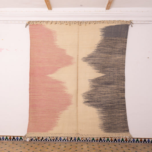 Minimalist Akhnif Rug – Handwoven Moroccan Flatweave with Faded Pink & Charcoal Waves – Modern Berber Wool Tapestry – Large Wall Hanging or Floor Rug
