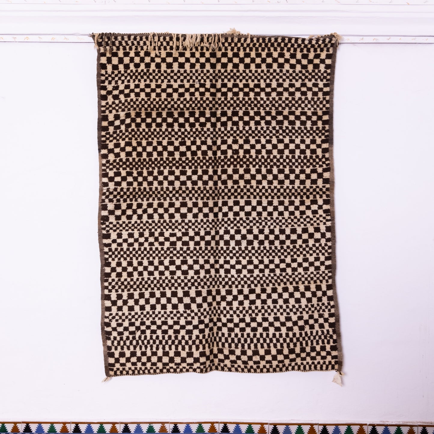 Handwoven Taznakht Moroccan Rug – Black & Beige Striped Checkerboard Wool Blend Carpet – 70% Wool, 30% Cotton – Authentic Berber Tribal Rug ; 8,53 ft / 4,43 ft