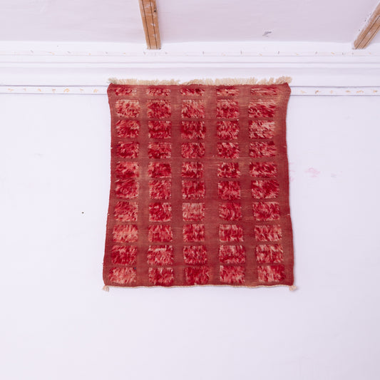 Handwoven Taznakht Moroccan Rug – 100% Wool Red & Beige Checkerboard Carpet – Authentic Berber Artisan Weaving – Warm Geometric Design