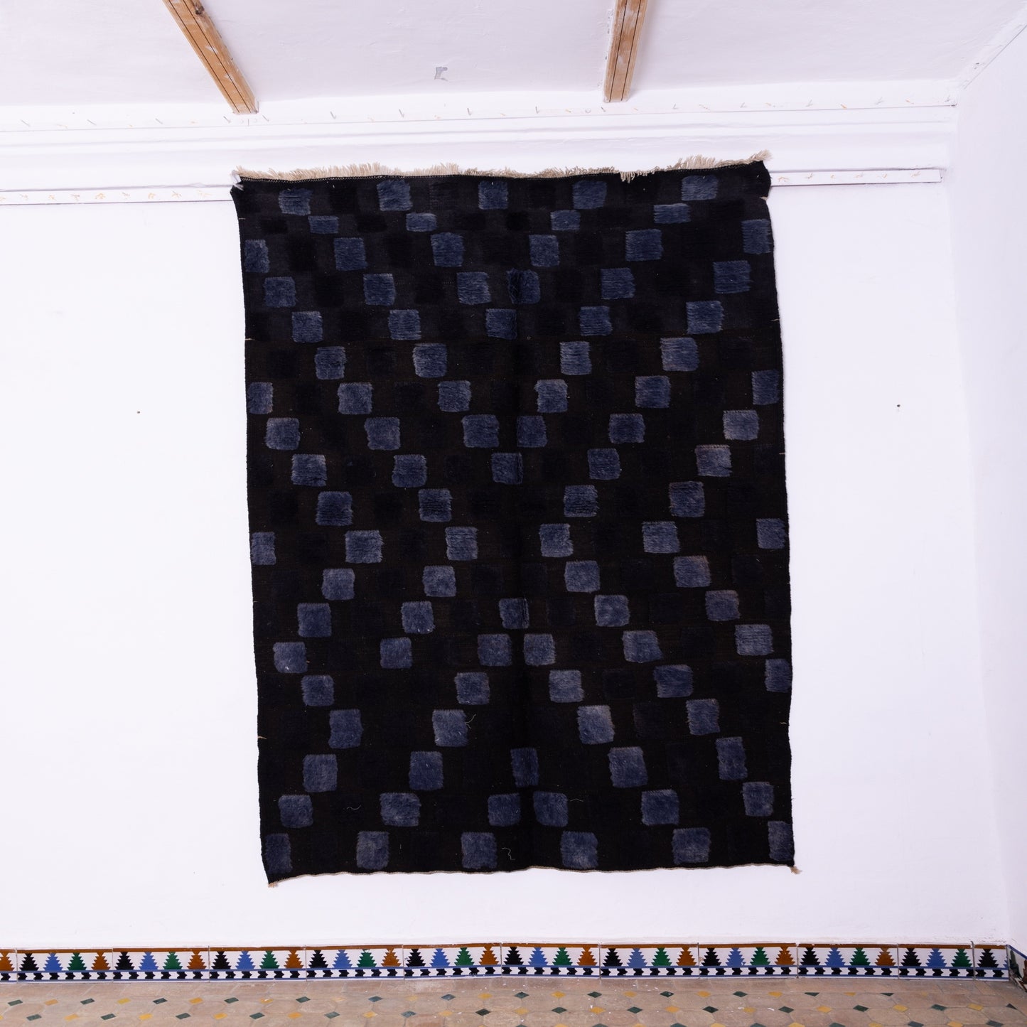 Handwoven Taznakht Moroccan Rug – 100% Wool Black & Deep Blue Geometric Pattern – Authentic Berber Artisan Craft – Bold Minimalist Design ; 8,37 ft  /  5,25 ft