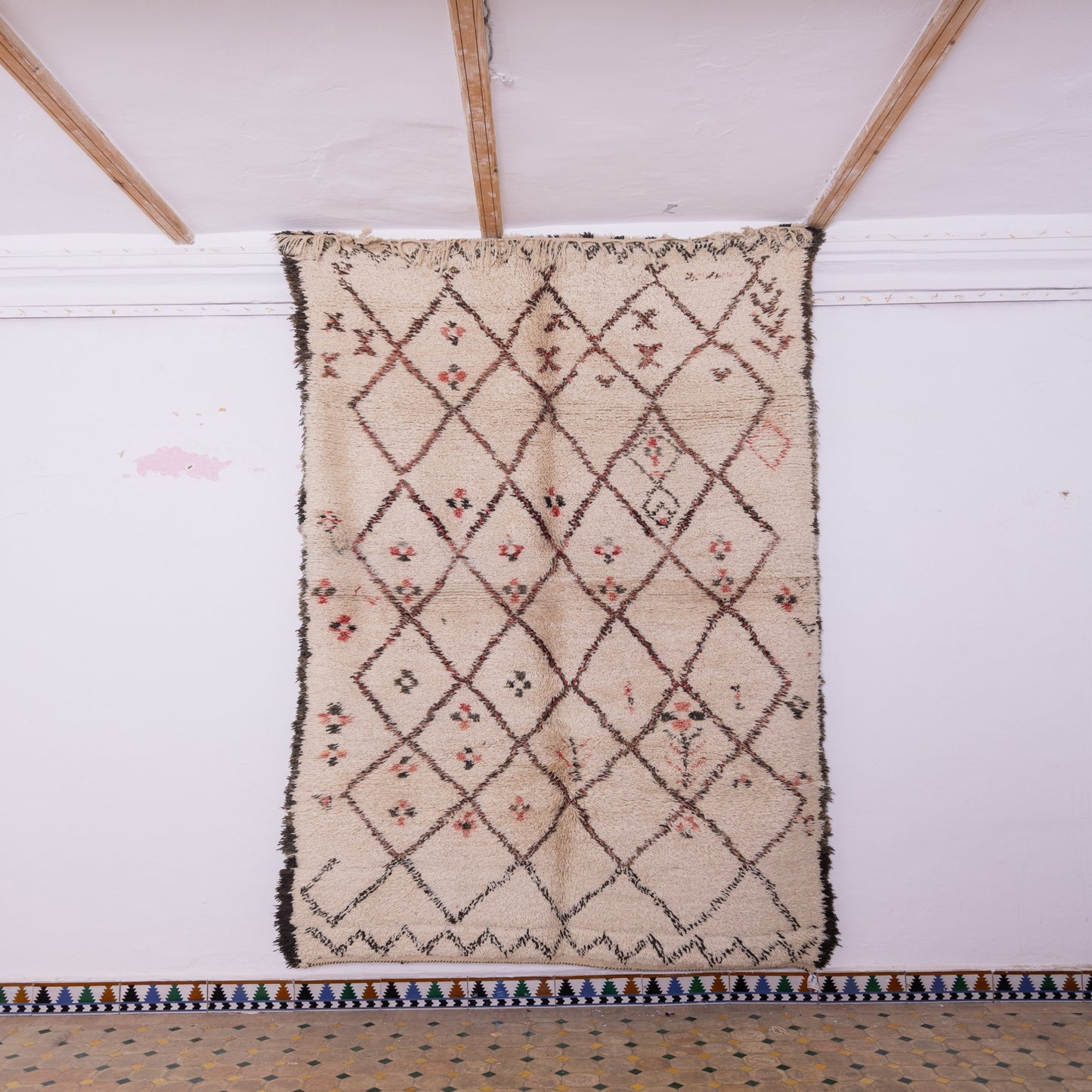 Vintage Moroccan Berber Rug – Handwoven Wool with Subtle Floral Accents ; 10,33 ft / 5,74 ft