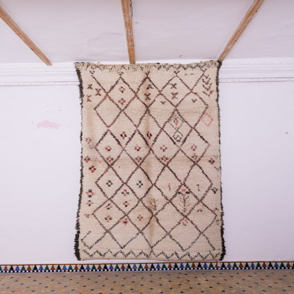 Vintage Moroccan Berber Rug – Handwoven Wool with Subtle Floral Accents ; 10,33 ft / 5,74 ft