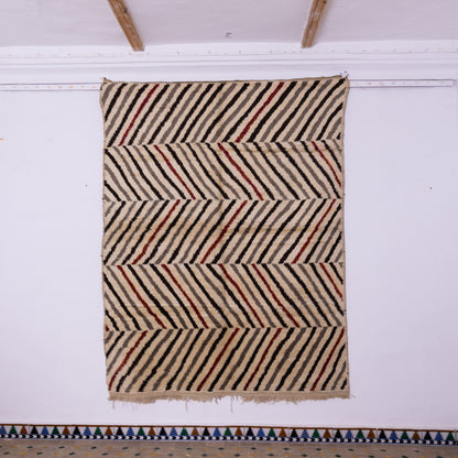 Handwoven Taznakht Moroccan Rug – 100% Wool Beige, Black & Red Striped Carpet – Authentic Berber Artisan Weaving – Bold Geometric Design ; 8,86 ft / 5,25 ft