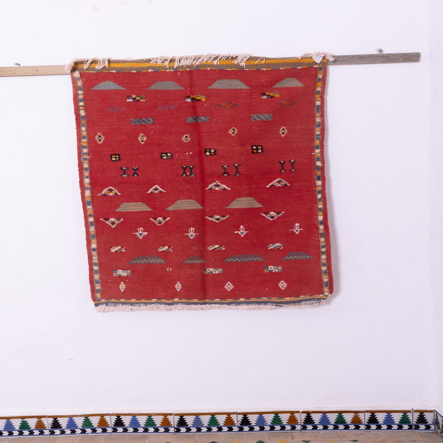 Handwoven Akhnif Moroccan Rug – Bold Red Berber Tapestry with Intricate Symbols ; 4,59 ft / 3,44 ft