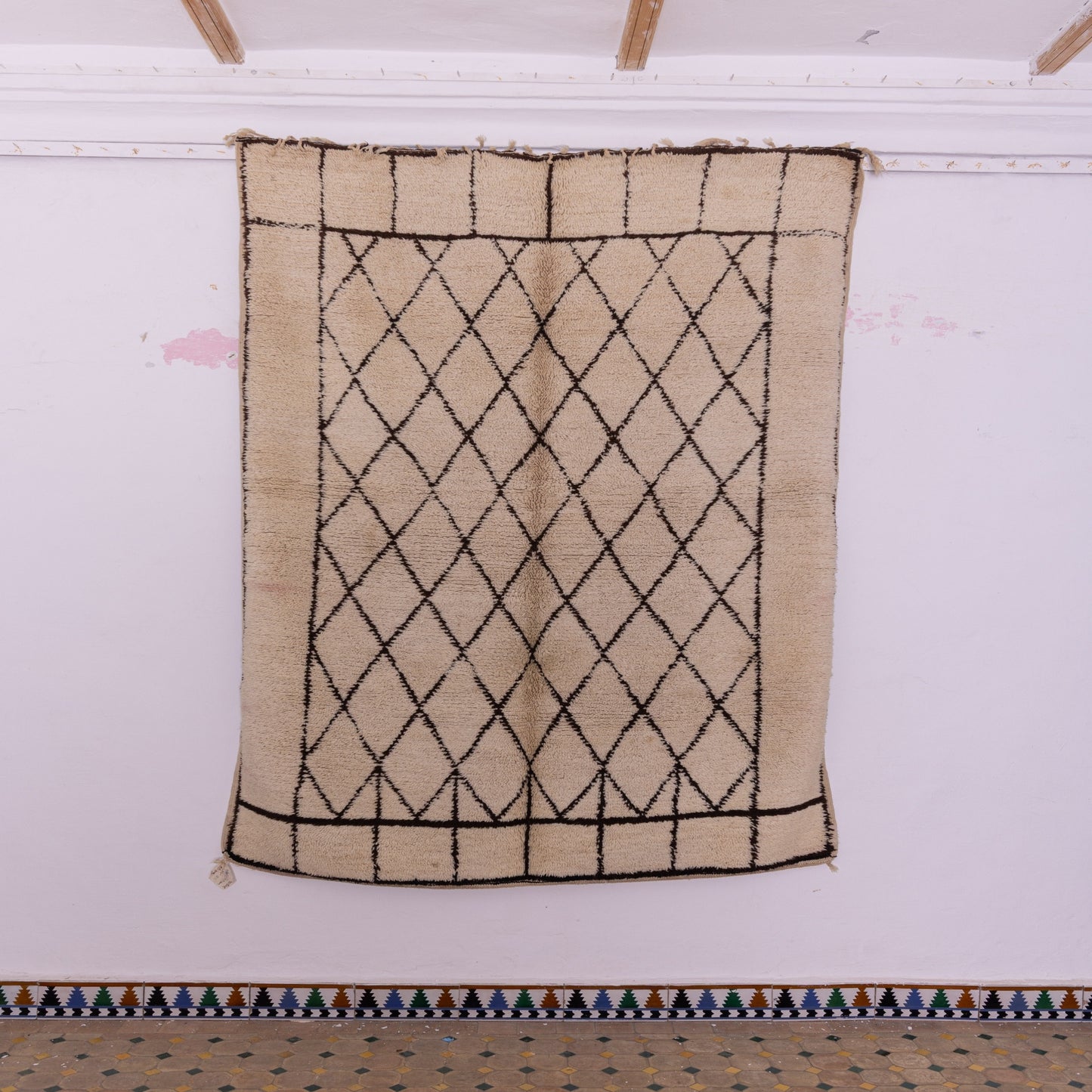 Authentic Moroccan Beni Ourain Rug | Handwoven Wool Berber Carpet with Diamond Grid & Framed Border ;  8,53 ft / 5,58 ft