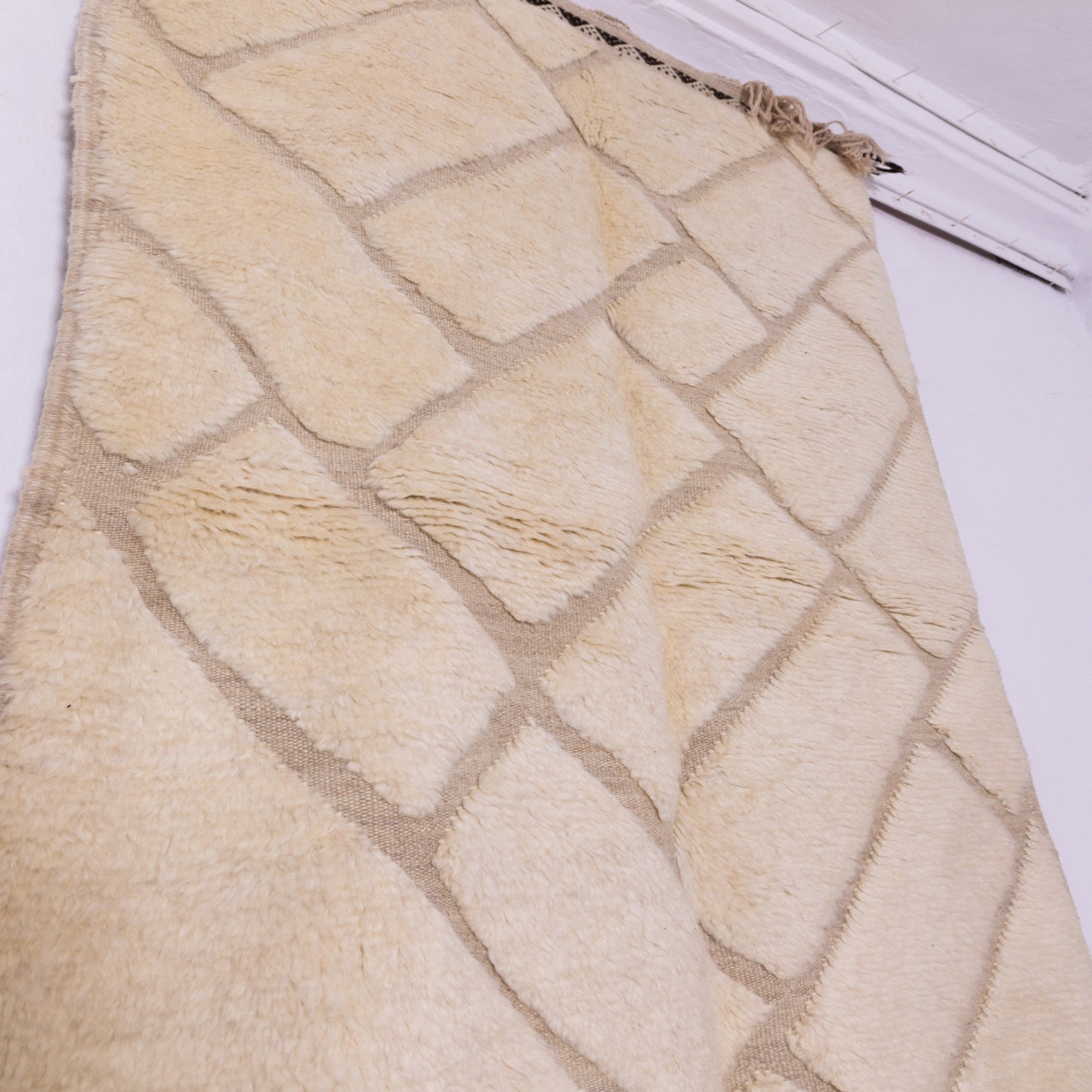 Handwoven Taznakht Moroccan Rug – Cream & Beige Wool Berber Carpet – 70% Wool, 30% Cotton – Minimalist Tribal Design ; 6,89 ft / 3,77 ft