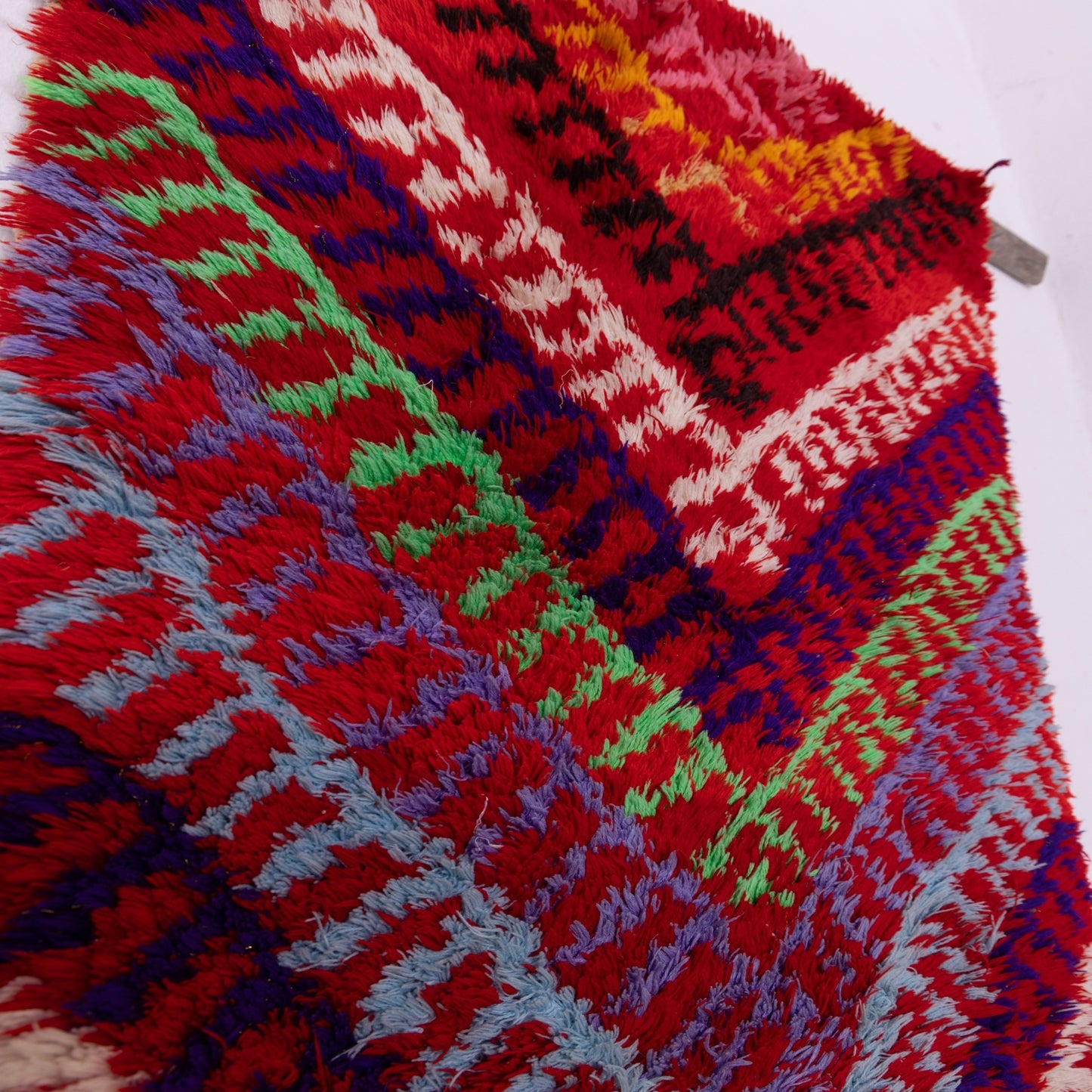 Electric Arrows – Vintage Azilal Runner with Chevron Power