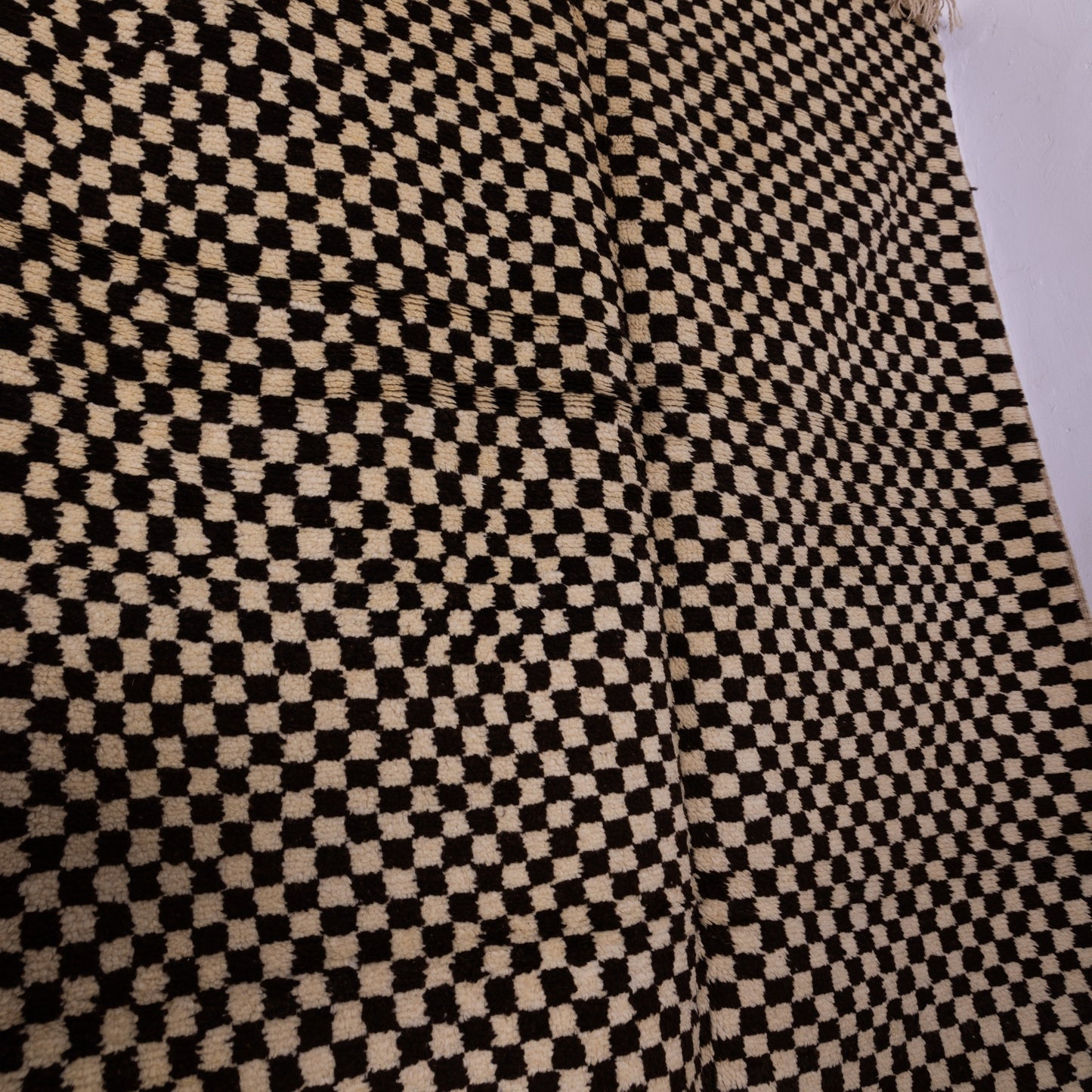 Handwoven Taznakht Moroccan Rug – 100% Wool Black & Beige Checkerboard Carpet – Authentic Berber Craftsmanship – Geometric Minimalist Design ; 7,87 ft / 4,76 ft