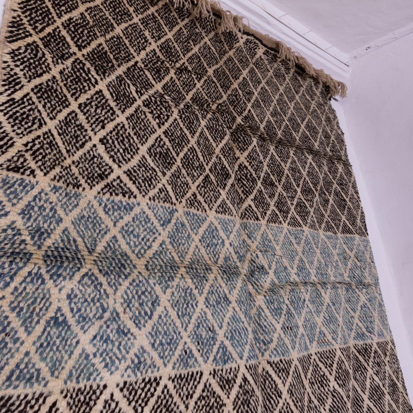 Handwoven Taznakht Moroccan Rug – 100% Wool Black & Beige Diamond Pattern with Blue Accent – Authentic Berber Tribal Design ;  9,02 ft / 5,41 ft