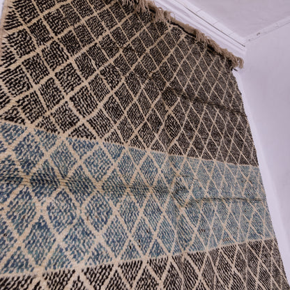 Handwoven Taznakht Moroccan Rug – 100% Wool Black & Beige Diamond Pattern with Blue Accent – Authentic Berber Tribal Design ;  9,02 ft / 5,41 ft