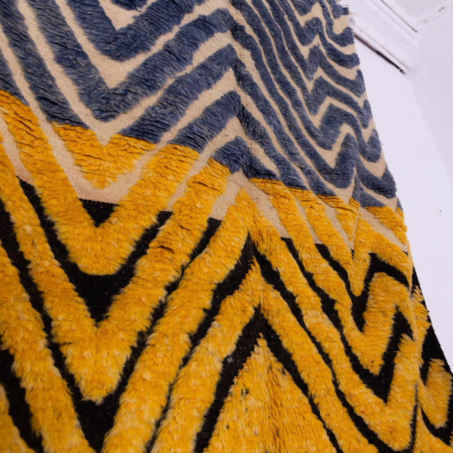 Handwoven Taznakht Moroccan Rug – 100% Wool Blue & Yellow Chevron Pattern – Authentic Berber Artisan Weaving – Bold Geometric Design ; 7,05 ft / 3,94 ft