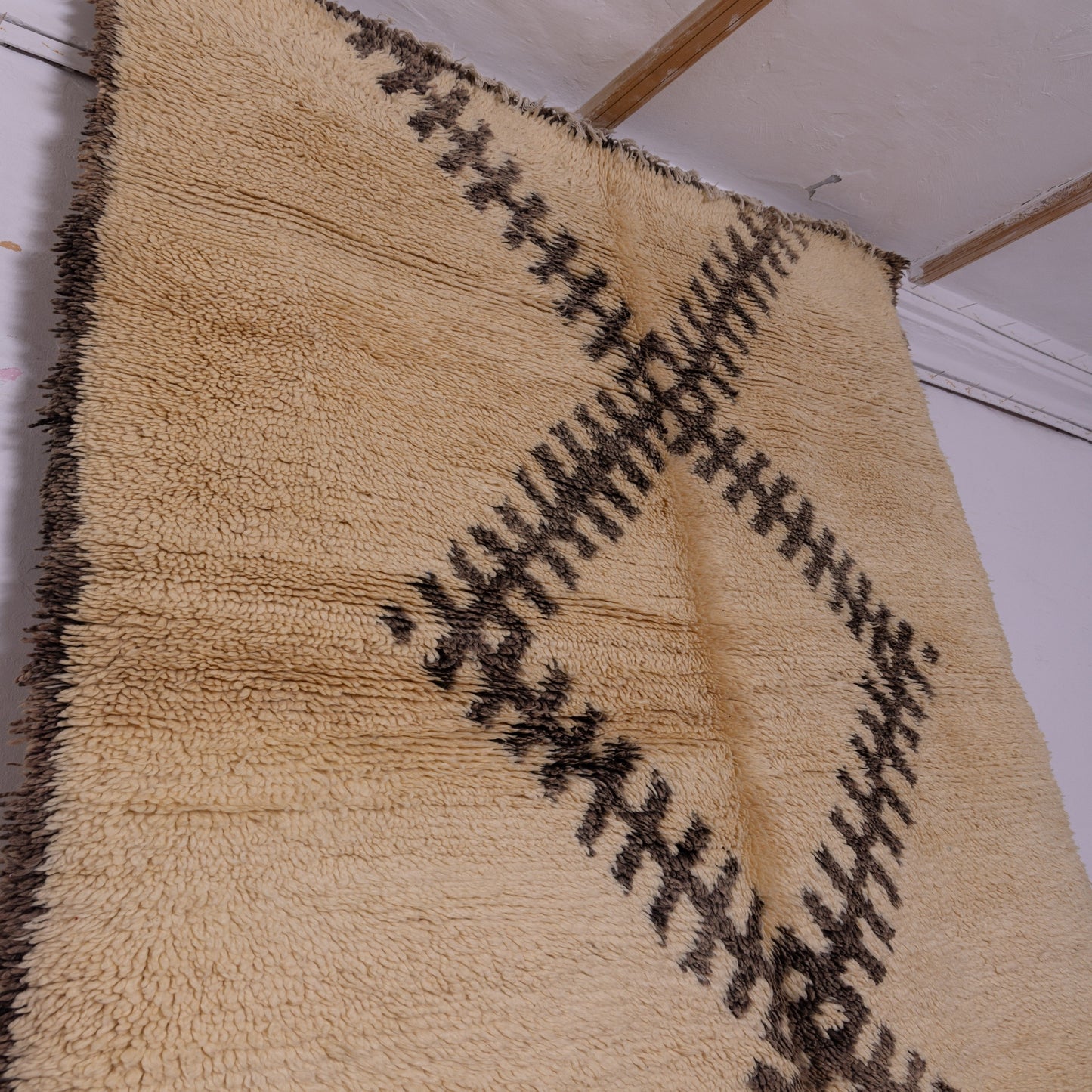 Vintage Beni Ourain Moroccan Rug | Handwoven Wool Berber Carpet with Bold Diamond Motif ; 9,35 ft / 6,07 ft