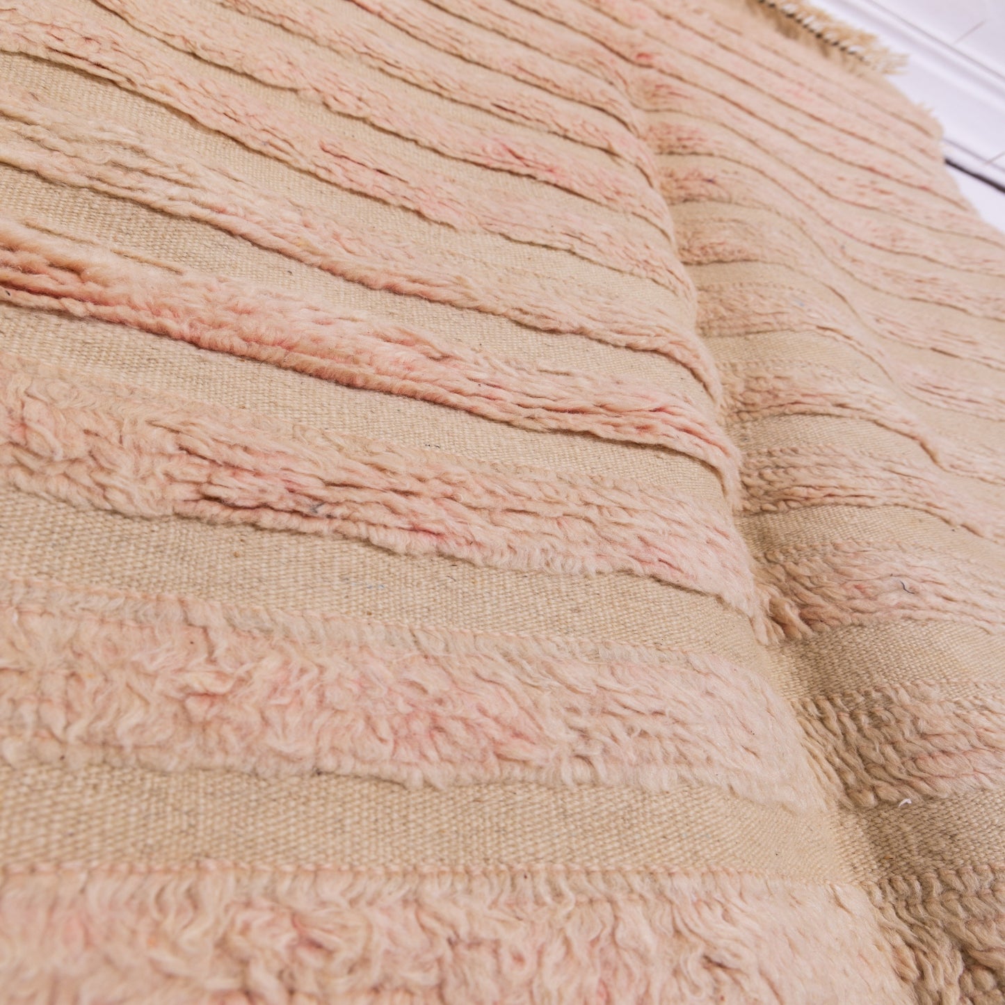 Handwoven Taznakht Moroccan Rug – 100% Wool Beige & Soft Pink Striped Carpet – Authentic Berber Artisan Weaving – Subtle Minimalist Design ; 6,89 ft / 3,94 ft