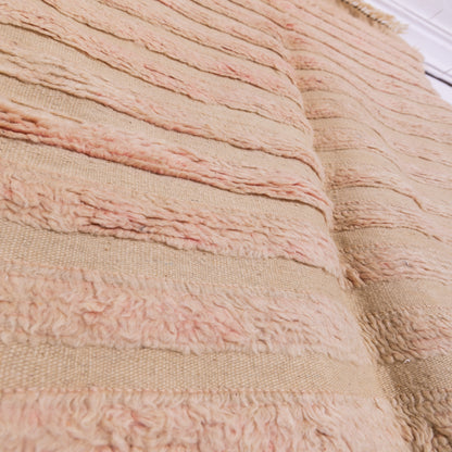 Handwoven Taznakht Moroccan Rug – 100% Wool Beige & Soft Pink Striped Carpet – Authentic Berber Artisan Weaving – Subtle Minimalist Design ; 6,89 ft / 3,94 ft
