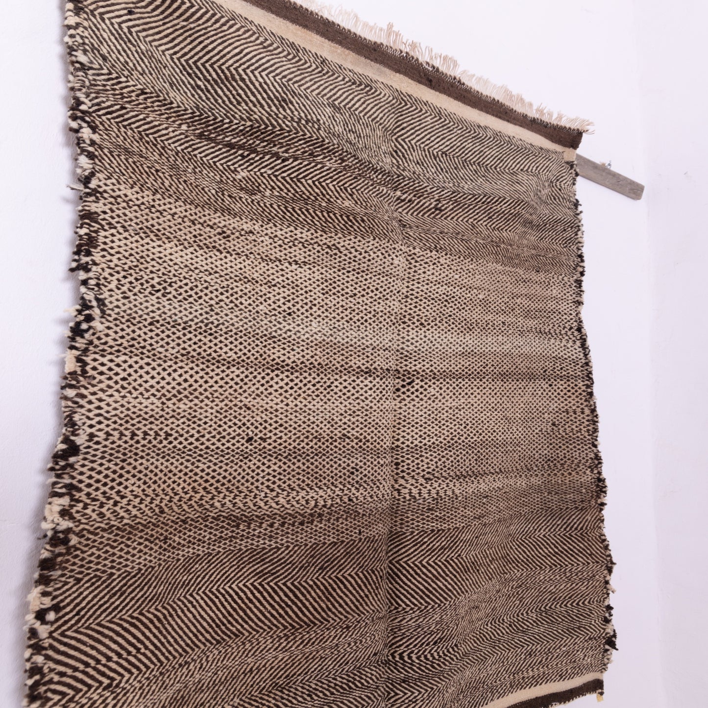 Handwoven Moroccan Akhnif Rug – Elegant Black & Ivory Berber Wool Weave ; 4,92 ft / 3,61 ft