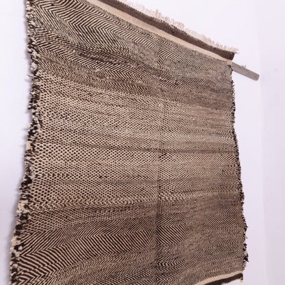 Handwoven Moroccan Akhnif Rug – Elegant Black & Ivory Berber Wool Weave ; 4,92 ft / 3,61 ft