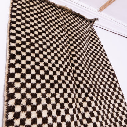 Handwoven Taznakht Moroccan Rug – 100% Wool Black & White Checkerboard Carpet – Authentic Berber Artisan Craft – Minimalist Geometric Design ; 6,89 ft / 3,61 ft