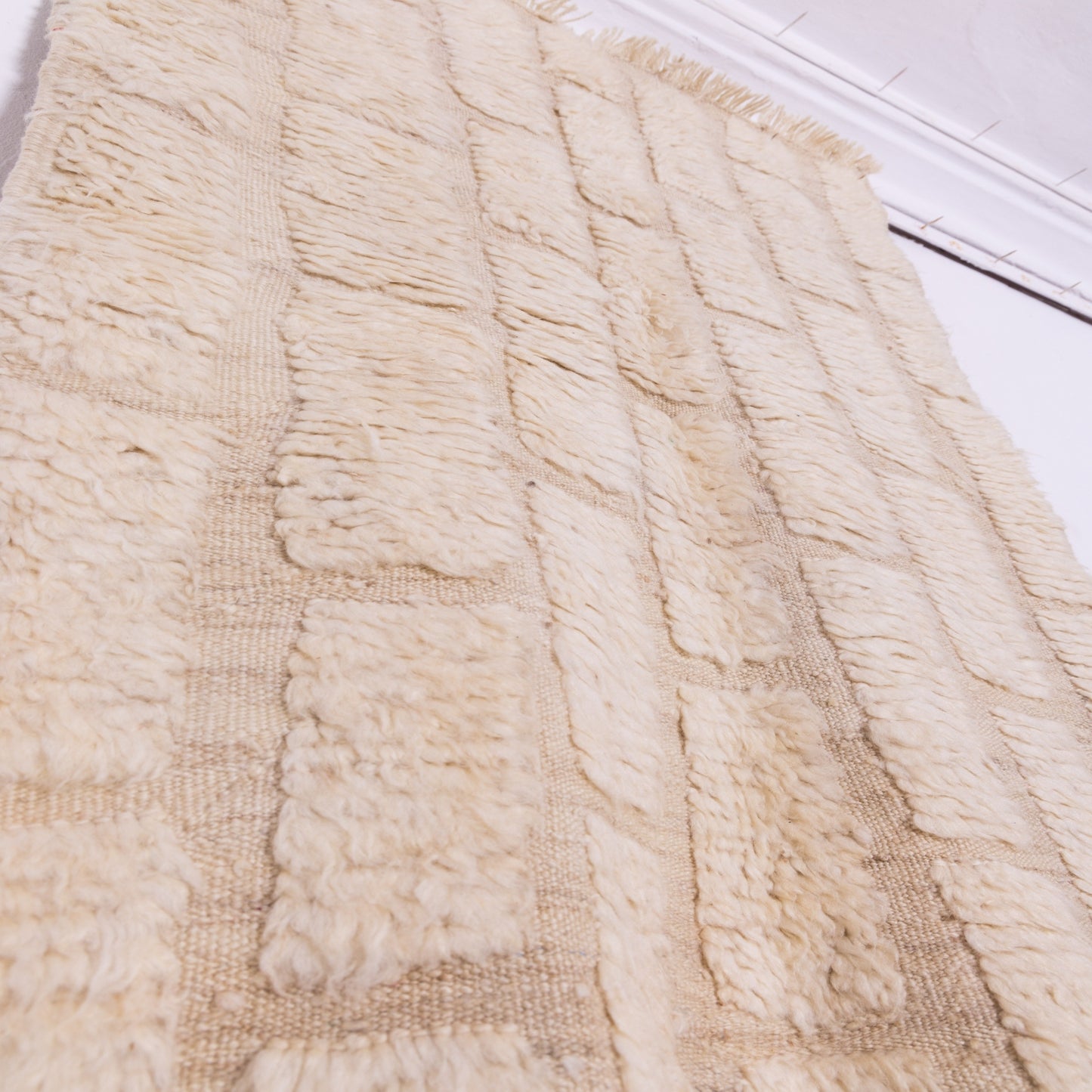 Handwoven Taznakht Moroccan Rug – 100% Wool Cream & Beige Textured Carpet – Authentic Berber Artisan Weaving – Minimalist Geometric Design ; 4,92 ft / 3,28 ft