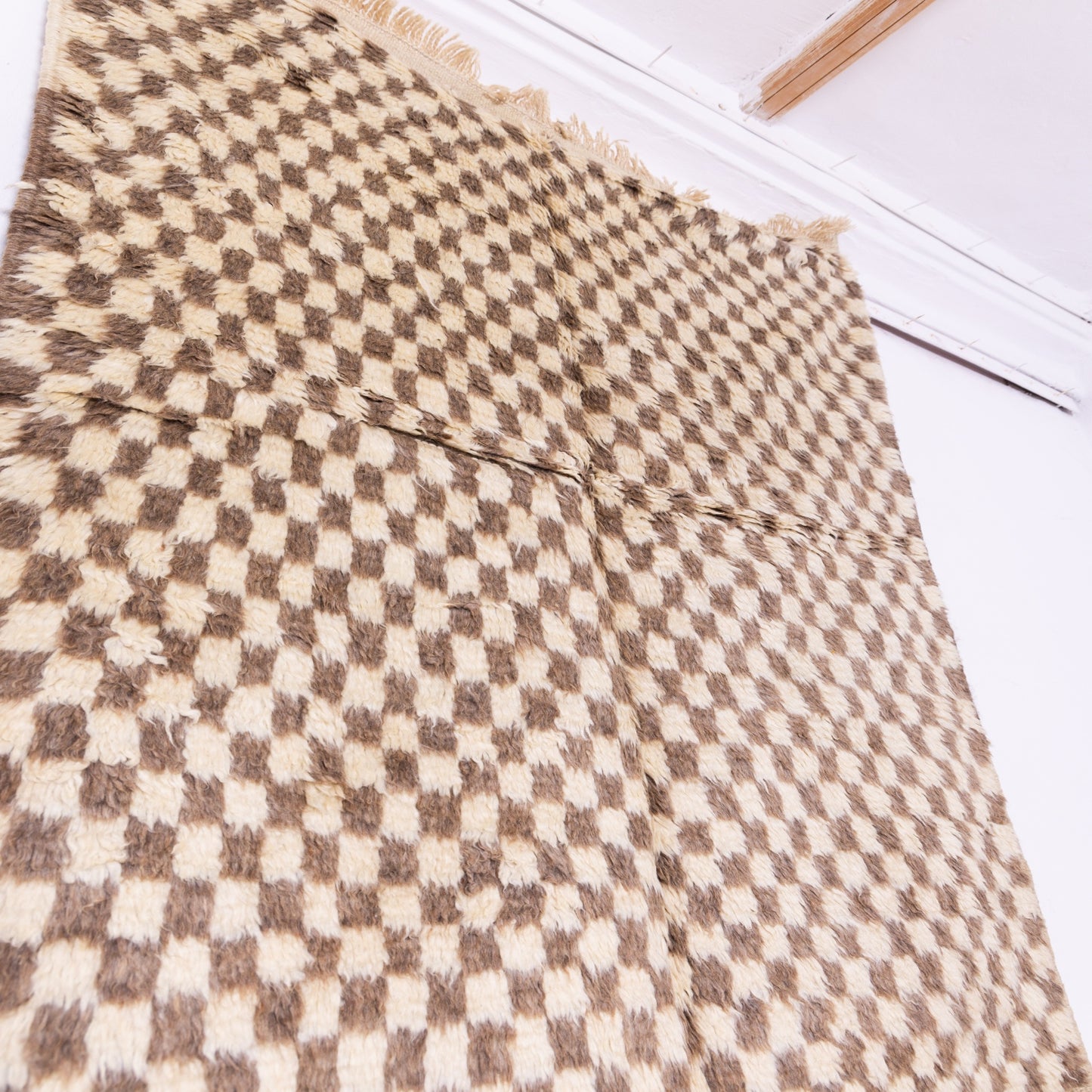 Handwoven Taznakht Moroccan Rug – 100% Wool Brown & Beige Checkerboard Carpet – Authentic Berber Craftsmanship – Geometric Minimalist Design ; 5,09 ft / 3,77 ft