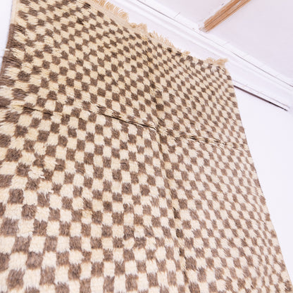 Handwoven Taznakht Moroccan Rug – 100% Wool Brown & Beige Checkerboard Carpet – Authentic Berber Craftsmanship – Geometric Minimalist Design ; 5,09 ft / 3,77 ft