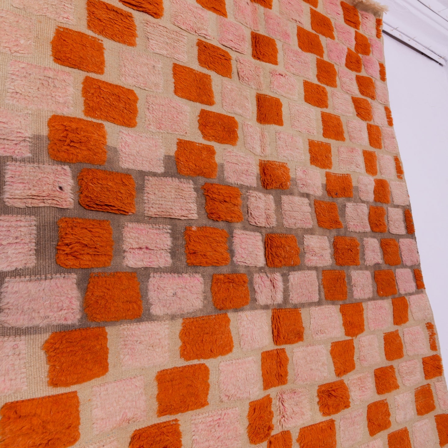 Handwoven Taznakht Moroccan Rug – 100% Wool Pink & Orange Checkerboard Carpet – Authentic Berber Artisan Weaving – Vibrant Geometric Design ; 8,69 ft / 6,07 ft