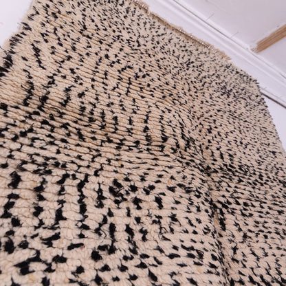 Desert Haze” – Minimalist Beni Ourain Rug with Micro-Dot Motif