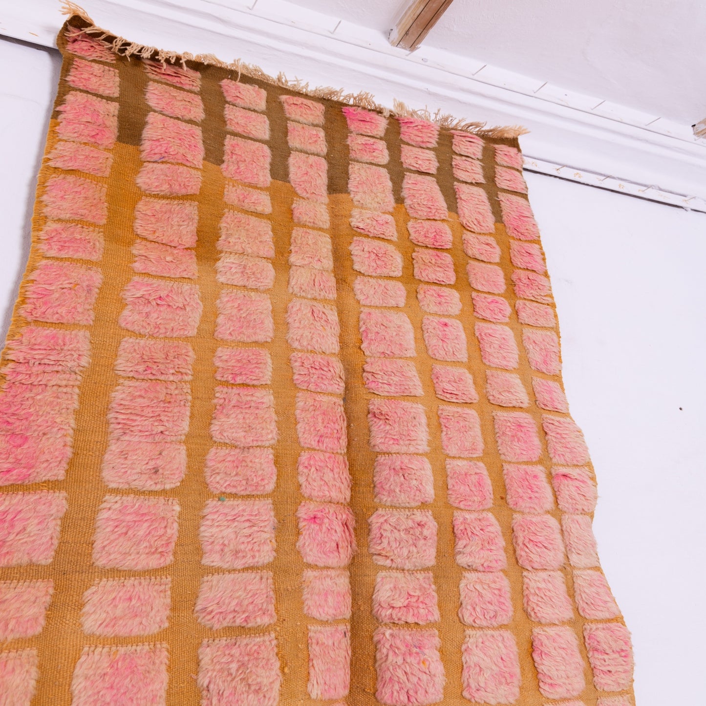 Handwoven Taznakht Moroccan Rug – 100% Wool Pink & Beige Checkerboard Carpet – Authentic Berber Artisan Weaving – Bold Geometric Design ; 5,41 ft / 3,61 ft