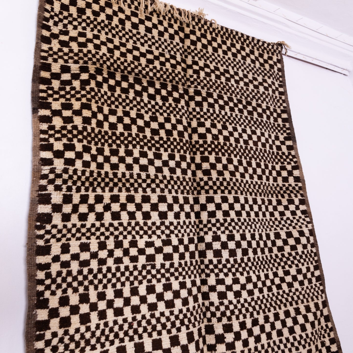 Handwoven Taznakht Moroccan Rug – Black & Beige Striped Checkerboard Wool Blend Carpet – 70% Wool, 30% Cotton – Authentic Berber Tribal Rug ; 8,53 ft / 4,43 ft