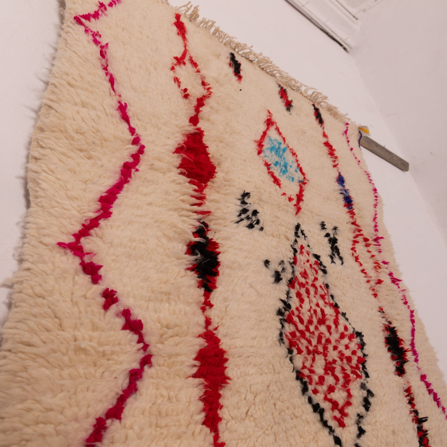 Small Azilal Rug - Vibrant Red & Blue Diamond Berber Design - Moroccan Handwoven Wool & Cotton Carpet
