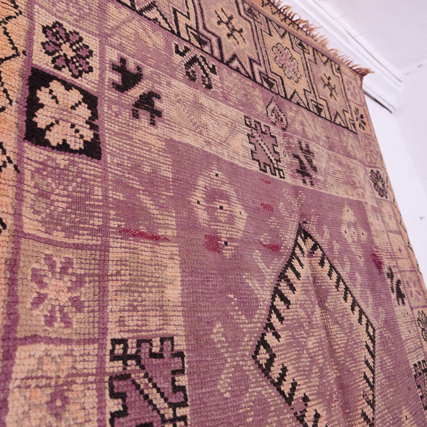 Vintage Moroccan Bjaad Rug – Handwoven Berber Wool Rug with Geometric Tribal Patterns – Unique Mauve & Beige Tones