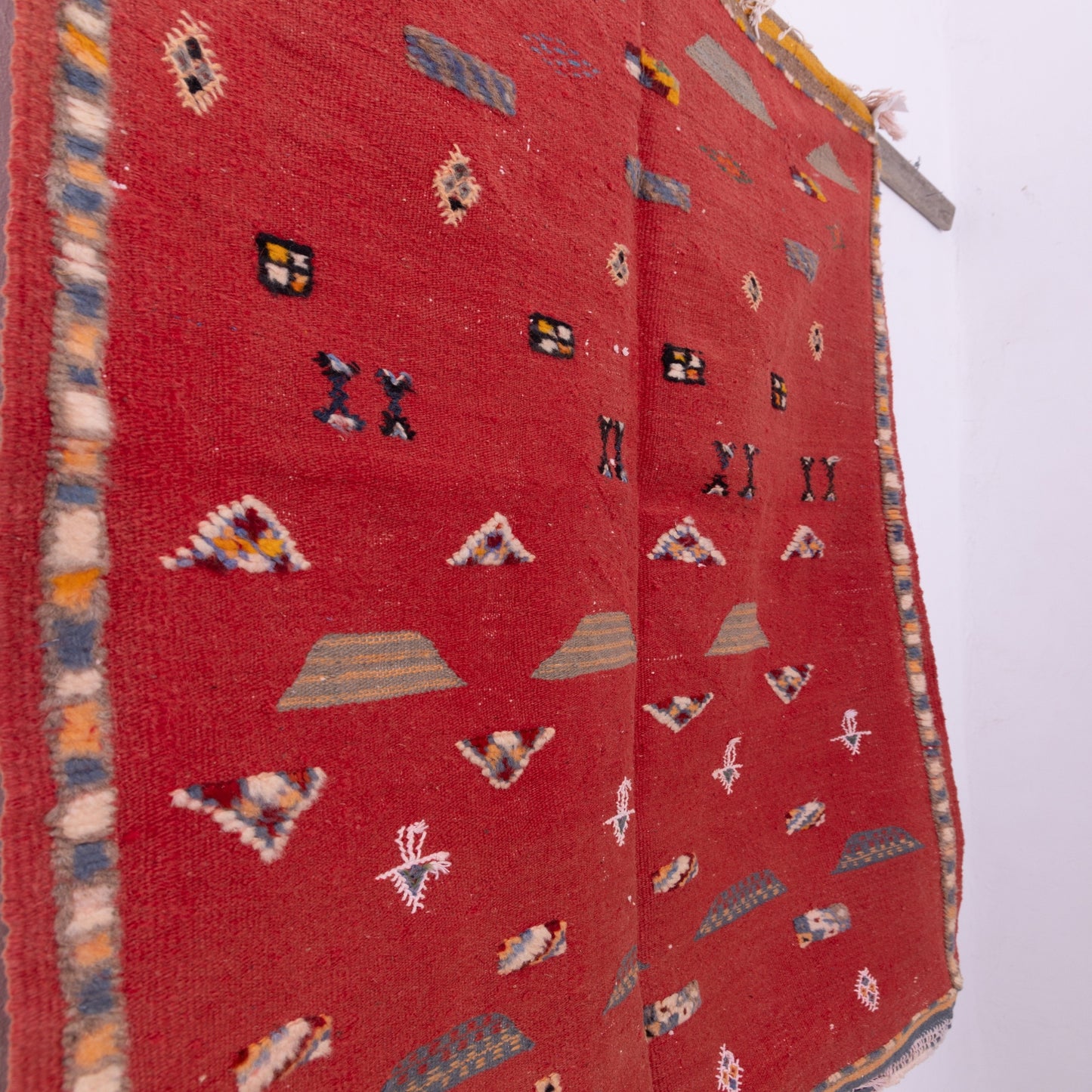 Handwoven Akhnif Moroccan Rug – Bold Red Berber Tapestry with Intricate Symbols ; 4,59 ft / 3,44 ft