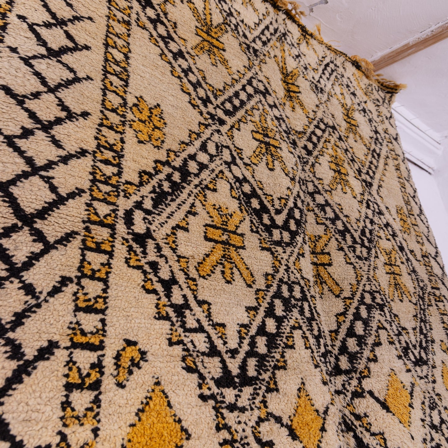 Vintage Moroccan Berber Rug – Handwoven Wool with Intricate Tribal Motifs ; 8,53 ft /  6,40 ft