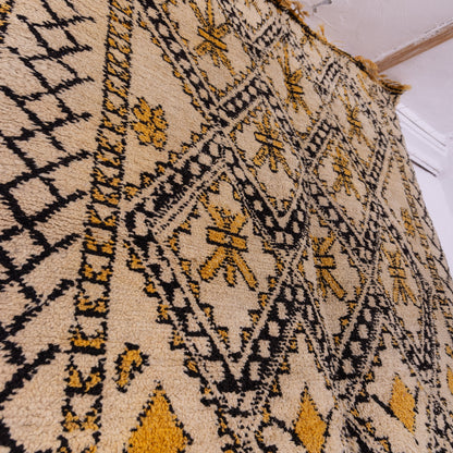 Vintage Moroccan Berber Rug – Handwoven Wool with Intricate Tribal Motifs ; 8,53 ft /  6,40 ft