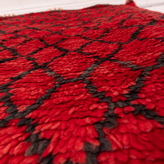 Handwoven Vintage Corridor Rug – 80% Wool & 20% Cotton – Bold Red & Black Diamond Pattern – Sustainable & Durable