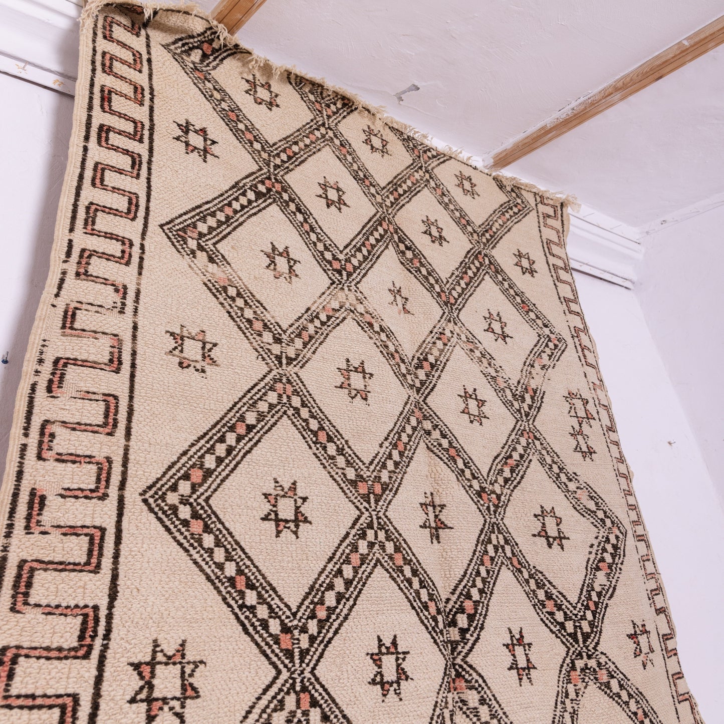 Vintage Moroccan Zanafi Kilim Rug – Handwoven Wool with Geometric Star Motifs ; 8,53 ft / 5,91 ft