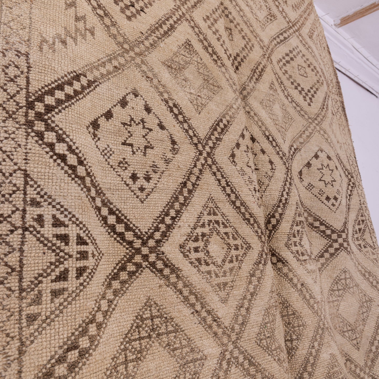 Vintage Moroccan Berber Rug – Handwoven Wool Carpet with Geometric Diamond Tribal Motifs ; 10,17 ft / 5,91 ft