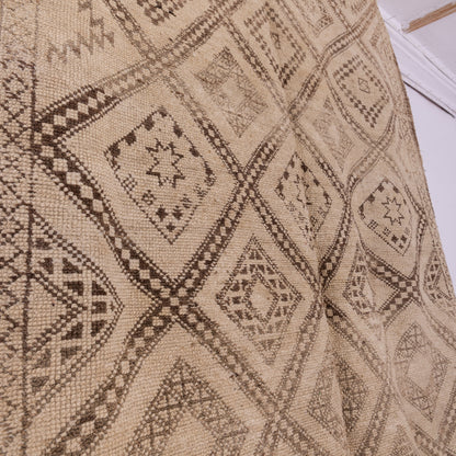 Vintage Moroccan Berber Rug – Handwoven Wool Carpet with Geometric Diamond Tribal Motifs ; 10,17 ft / 5,91 ft