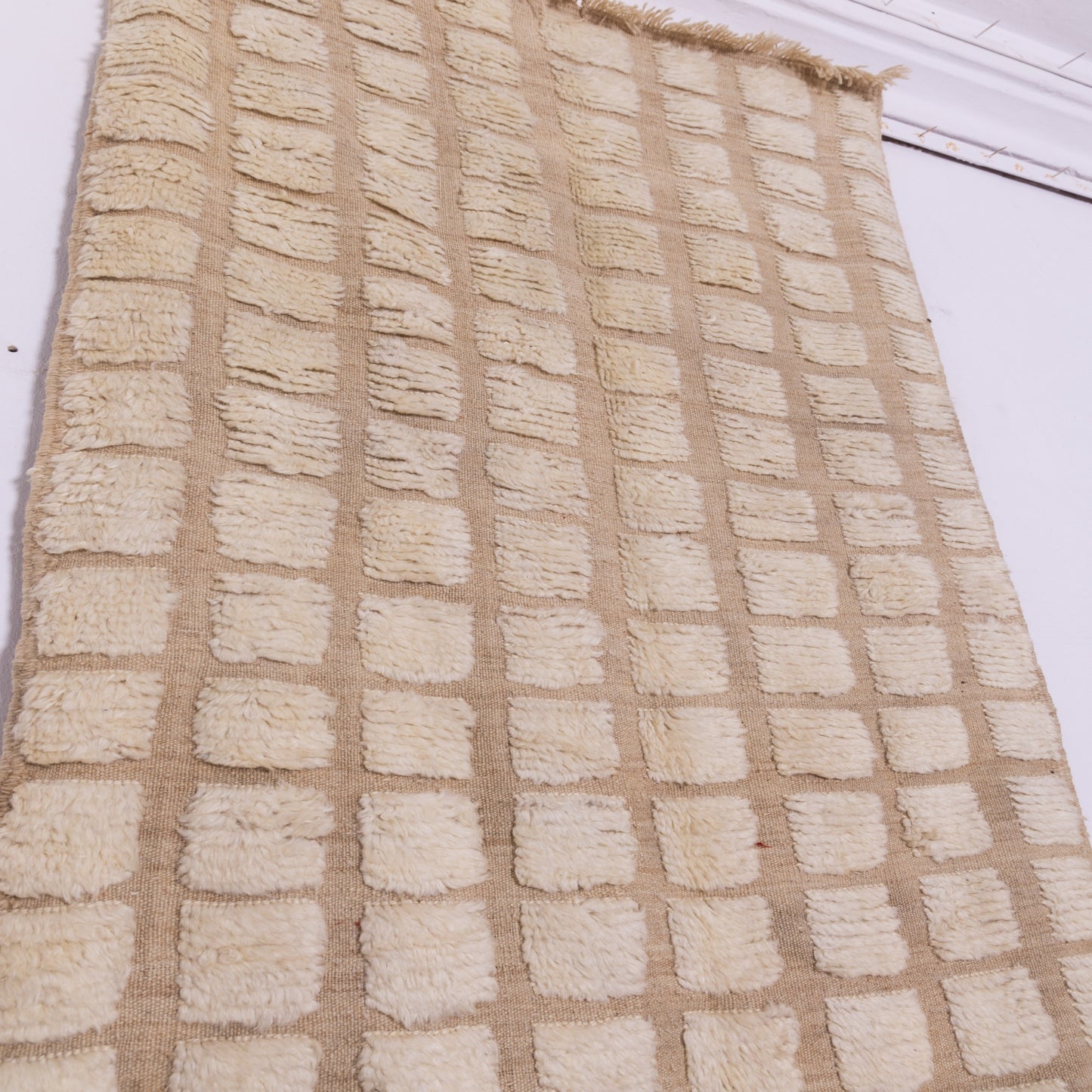 Handwoven Taznakht Moroccan Rug – 100% Wool Beige & Cream Textured Grid Pattern – Authentic Berber Minimalist Carpet – High Atlas Artisan Craft ;  6,73 ft  /  3,61 ft