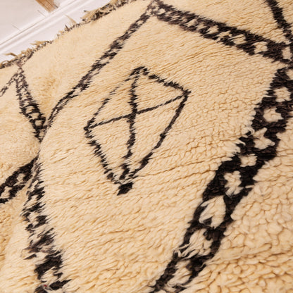 Vintage Beni Ourain Moroccan Rug | Bold Diamond & Cross Motif | Handwoven Wool Berber Carpet | Tribal Wall Hanging or Area Rug | 100% Wool  ; 8,69 ft / 4,43 ft