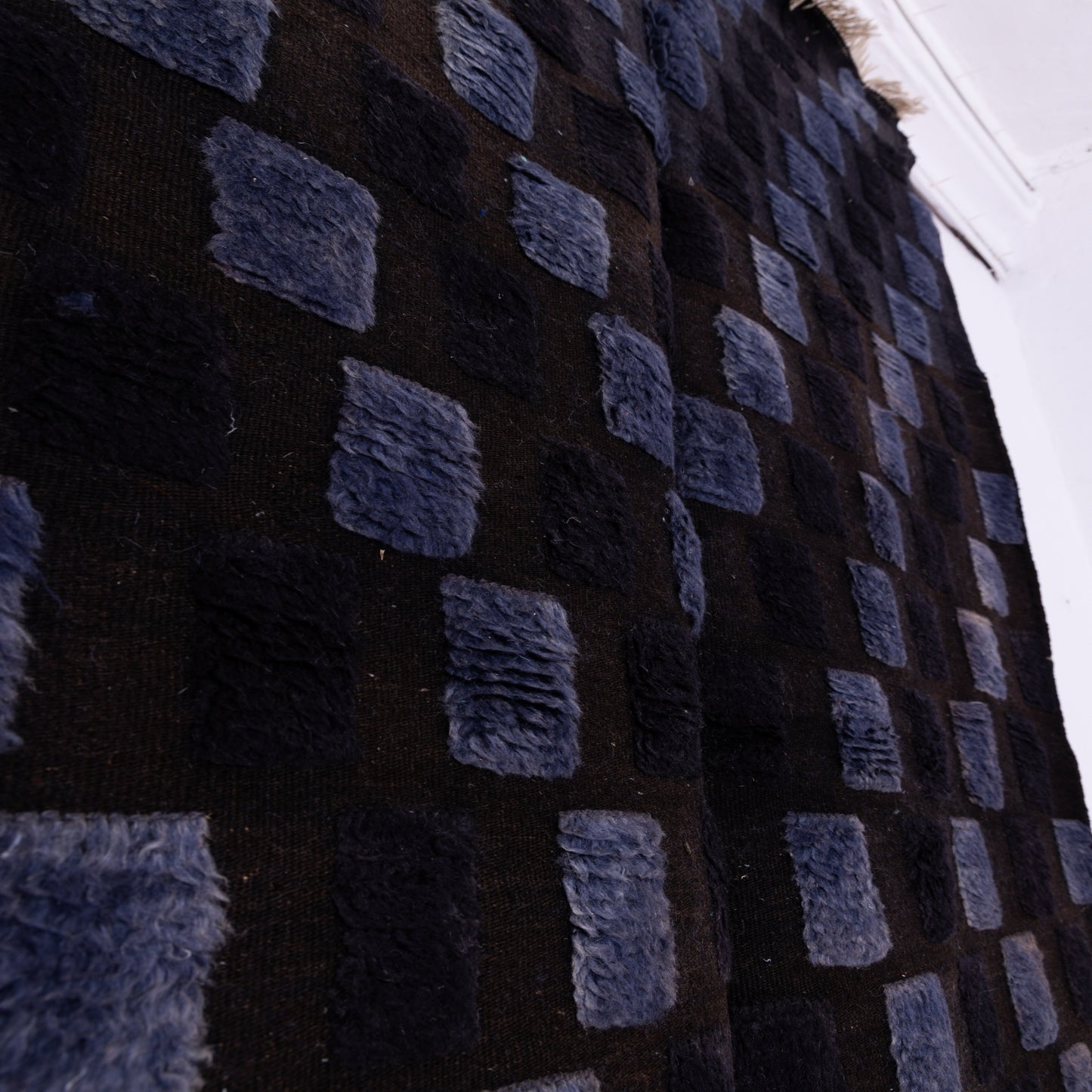 Handwoven Taznakht Moroccan Rug – 100% Wool Black & Deep Blue Geometric Pattern – Authentic Berber Artisan Craft – Bold Minimalist Design ; 8,37 ft  /  5,25 ft