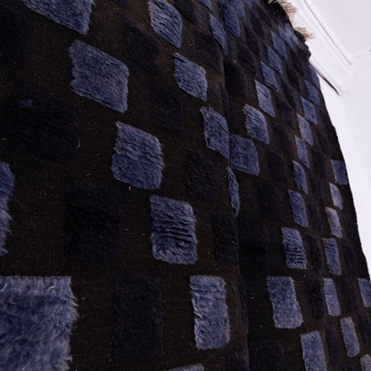 Handwoven Taznakht Moroccan Rug – 100% Wool Black & Deep Blue Geometric Pattern – Authentic Berber Artisan Craft – Bold Minimalist Design ; 8,37 ft  /  5,25 ft