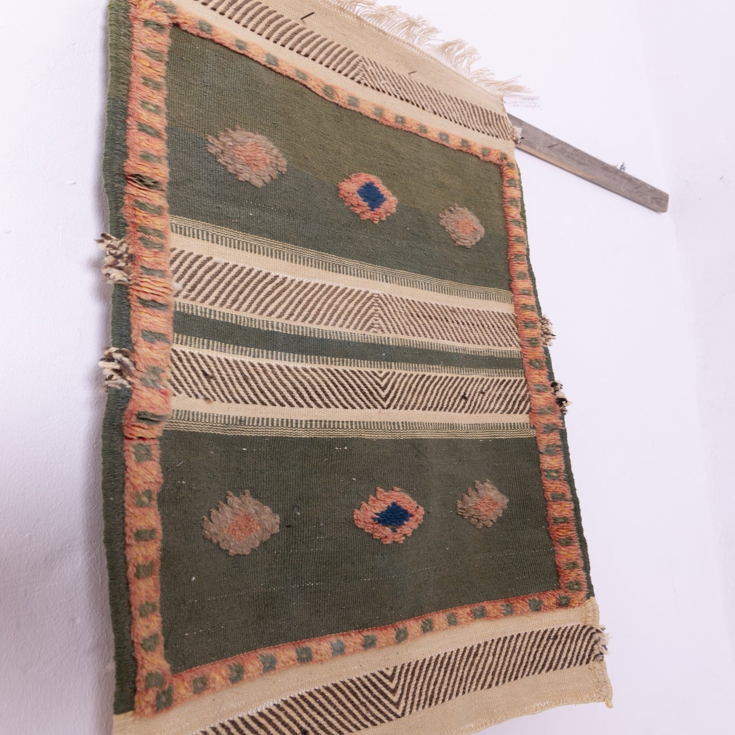 Authentic Moroccan Akhnif Rug – Handwoven Amazigh Textile in Olive Green & Beige ; 3,44 ft / 1,97 ft