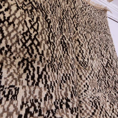 Handwoven Taznakht Moroccan Rug – 100% Wool Black & Beige Abstract Pattern – Authentic Berber Artisan Carpet – Unique Textured Design ; 8,37 ft / 5,25 ft