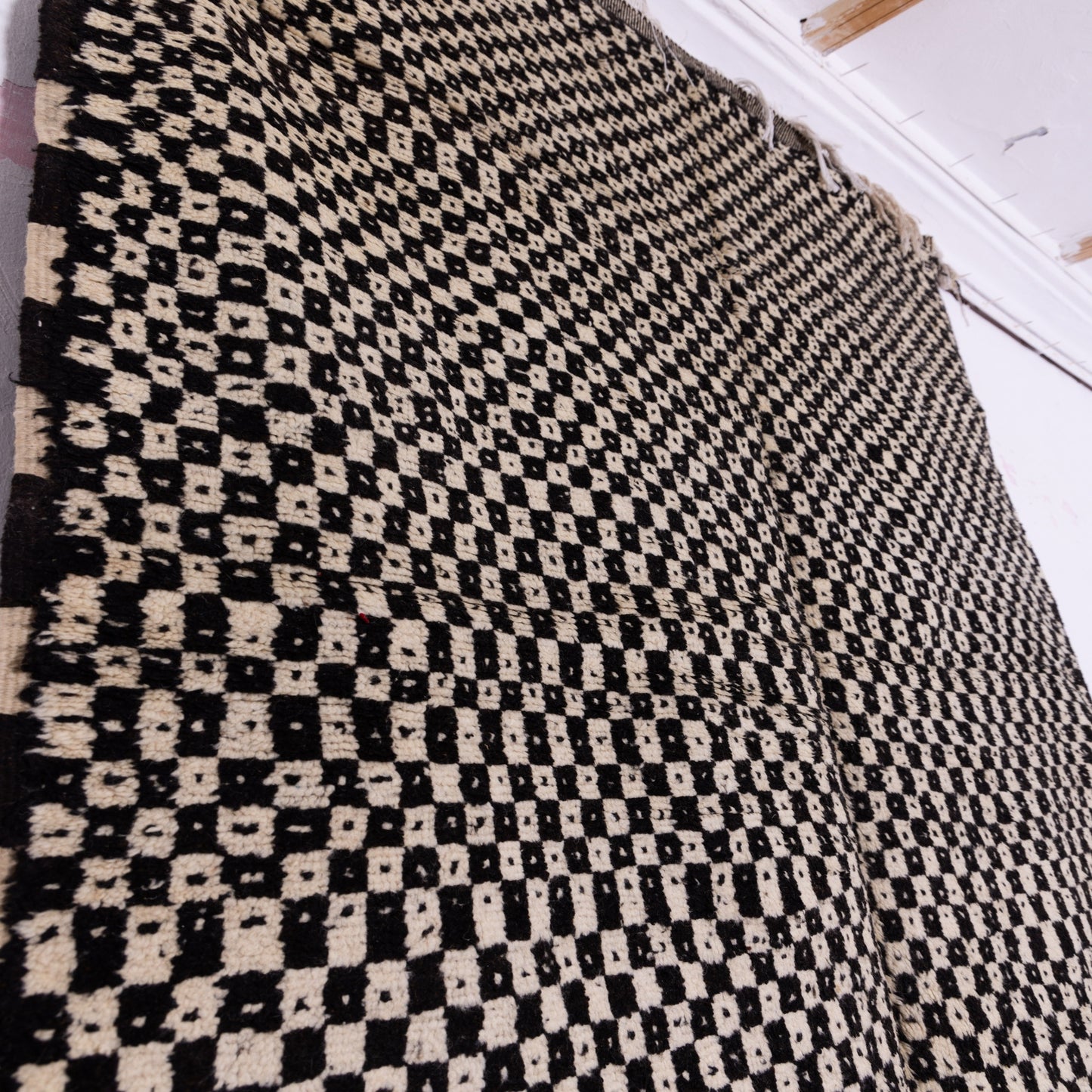 Handwoven Taznakht Moroccan Rug – Black & Beige Checkerboard Wool Blend Carpet – 70% Wool, 30% Cotton – Authentic Berber Rug for Modern & Boho Homes ; 8,53 ft  / 5,41 ft