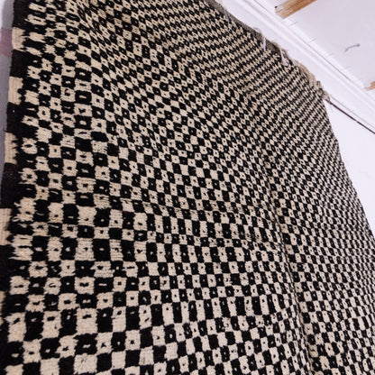 Handwoven Taznakht Moroccan Rug – Black & Beige Checkerboard Wool Blend Carpet – 70% Wool, 30% Cotton – Authentic Berber Rug for Modern & Boho Homes ; 8,53 ft  / 5,41 ft