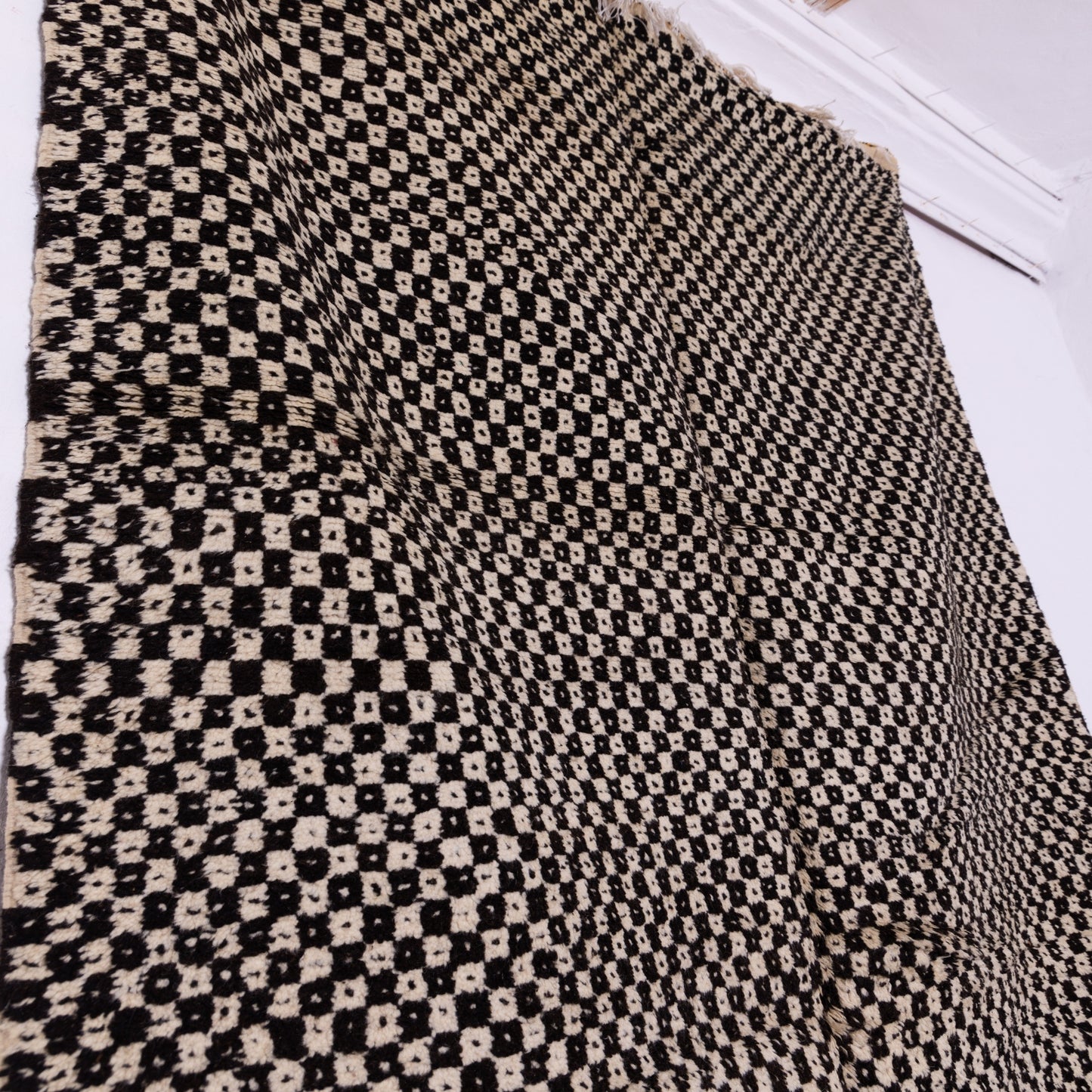 Handwoven Taznakht Moroccan Rug – Black & Beige Geometric Wool Blend Carpet – Authentic Berber Area Rug – 70% Wool, 30% Cotton – Boho & Minimalist Decor ;  8,20 ft / 5,09ft