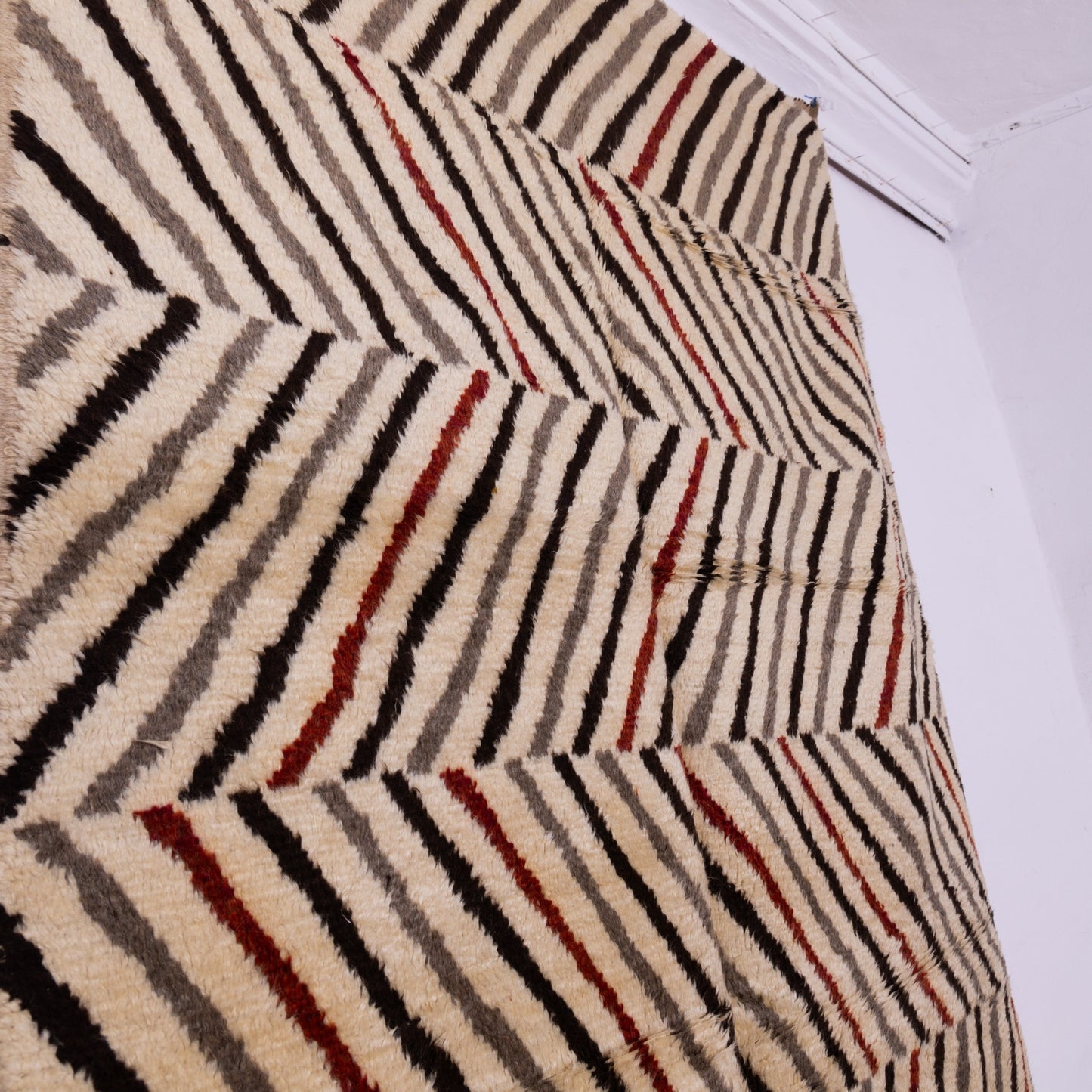 Handwoven Taznakht Moroccan Rug – 100% Wool Beige, Black & Red Striped Carpet – Authentic Berber Artisan Weaving – Bold Geometric Design ; 8,86 ft / 5,25 ft