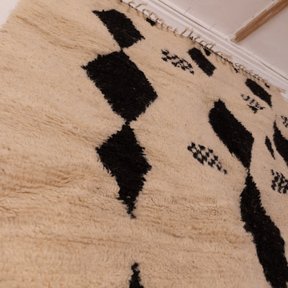 Modern Azilal Rug – Handwoven Black Diamond Moroccan Carpet - Minimalist Berber Design - 80% Wool 20% Cotton - Contemporary Wall or Floor Accent