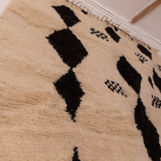 Modern Azilal Rug – Handwoven Black Diamond Moroccan Carpet - Minimalist Berber Design - 80% Wool 20% Cotton - Contemporary Wall or Floor Accent
